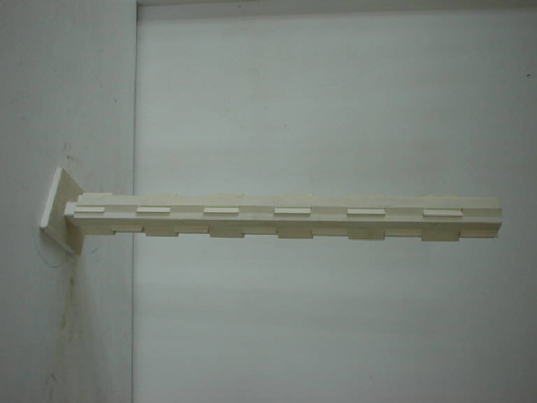 Traccia verticale composta (scultura) di Parisi Giuseppe Vittorio (sec. XX)