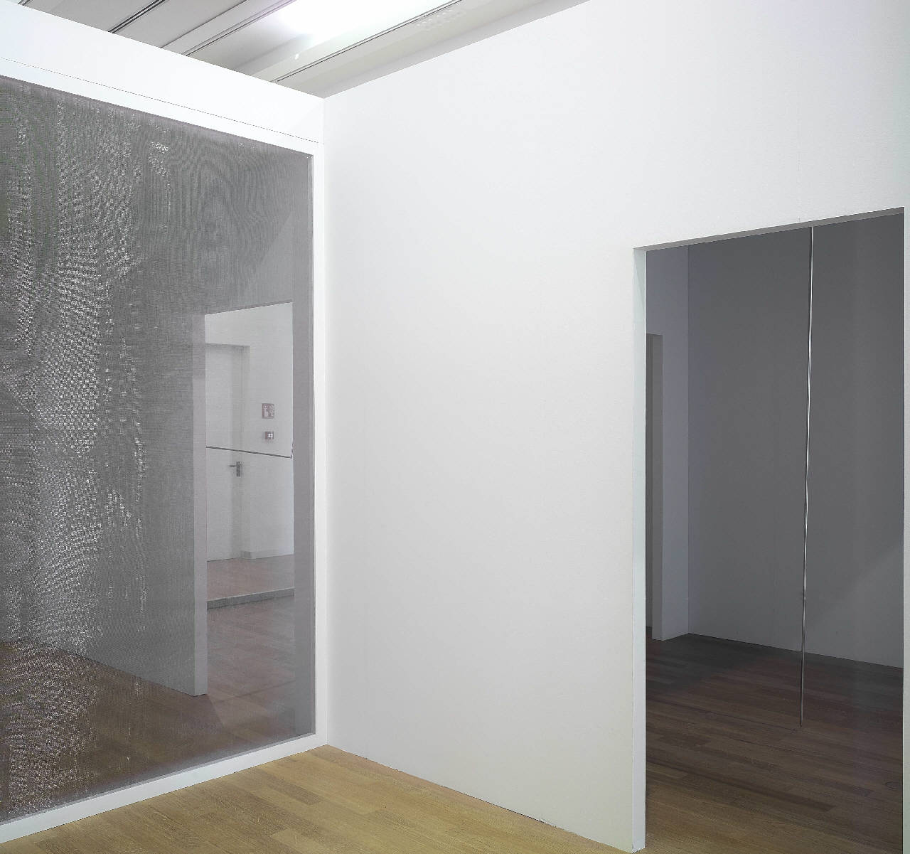 Asta, segmento acciaio inossidabile posto in verticale tra pavimento e soffitto (scultura) di Fabro, Luciano (sec. XX)