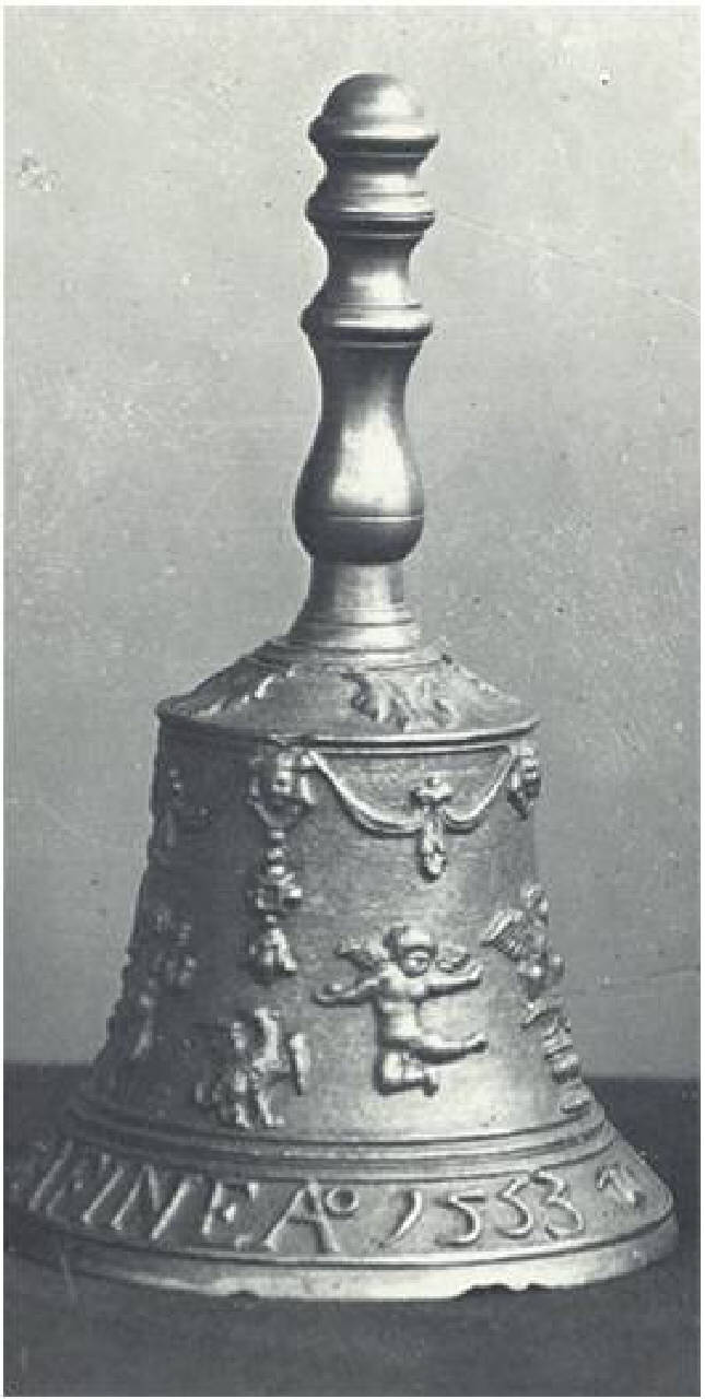 sul corpo leggera decorazione a rilievo con putti, aquile, festoni. (campanello) di da Fine, Giovanni (sec. XVI)