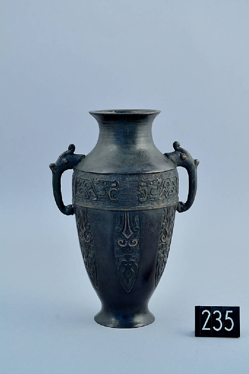 drago, motivo arcaico e stilizzato della cicala, greche (vaso) - produzione cinese (secc. XVIII/ XIX)