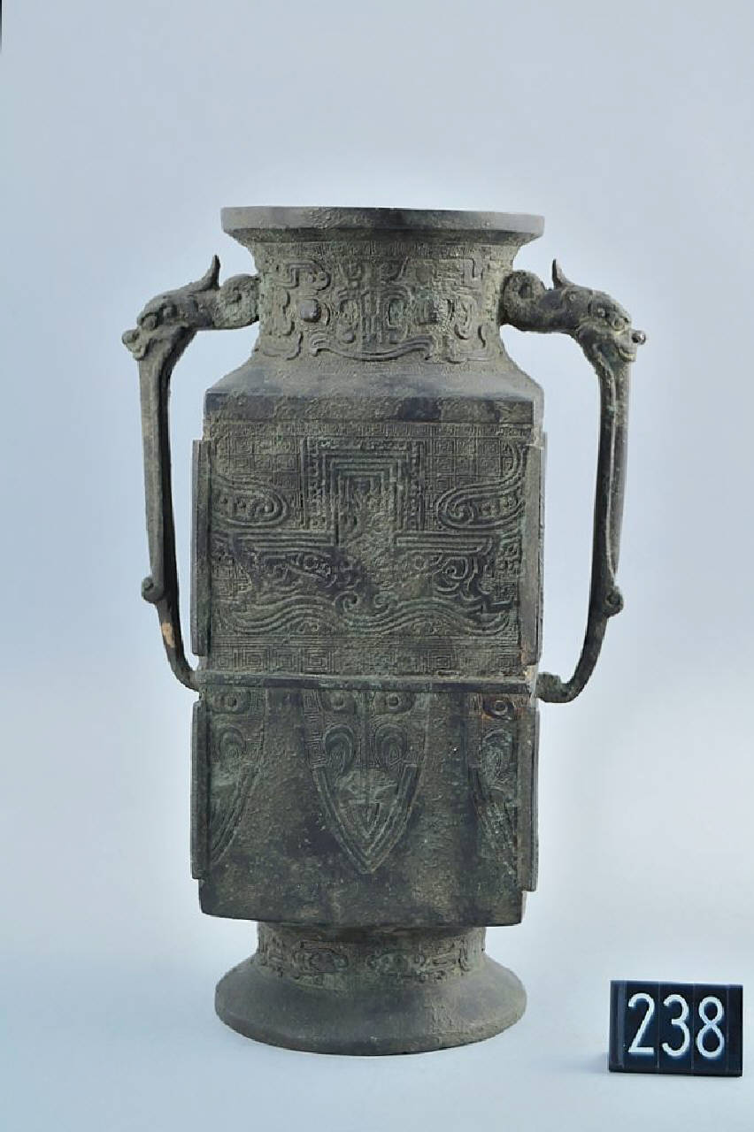 mascherone, motivo arcaico e stilizzato della cicala (vaso) - produzione cinese (sec. XX)