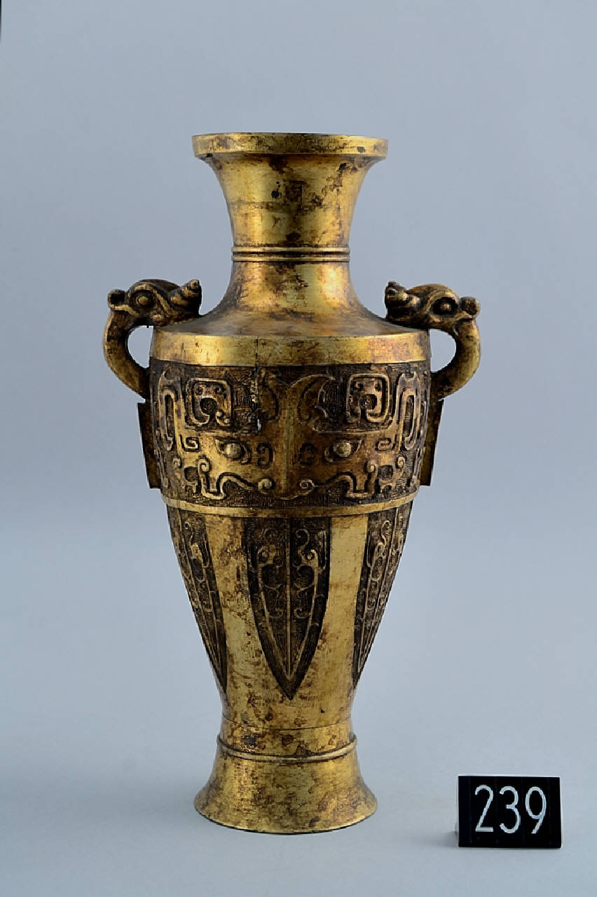mascherone, motivo arcaico e stilizzato della cicala (vaso) - produzione cinese (secc. XVIII/ XIX)
