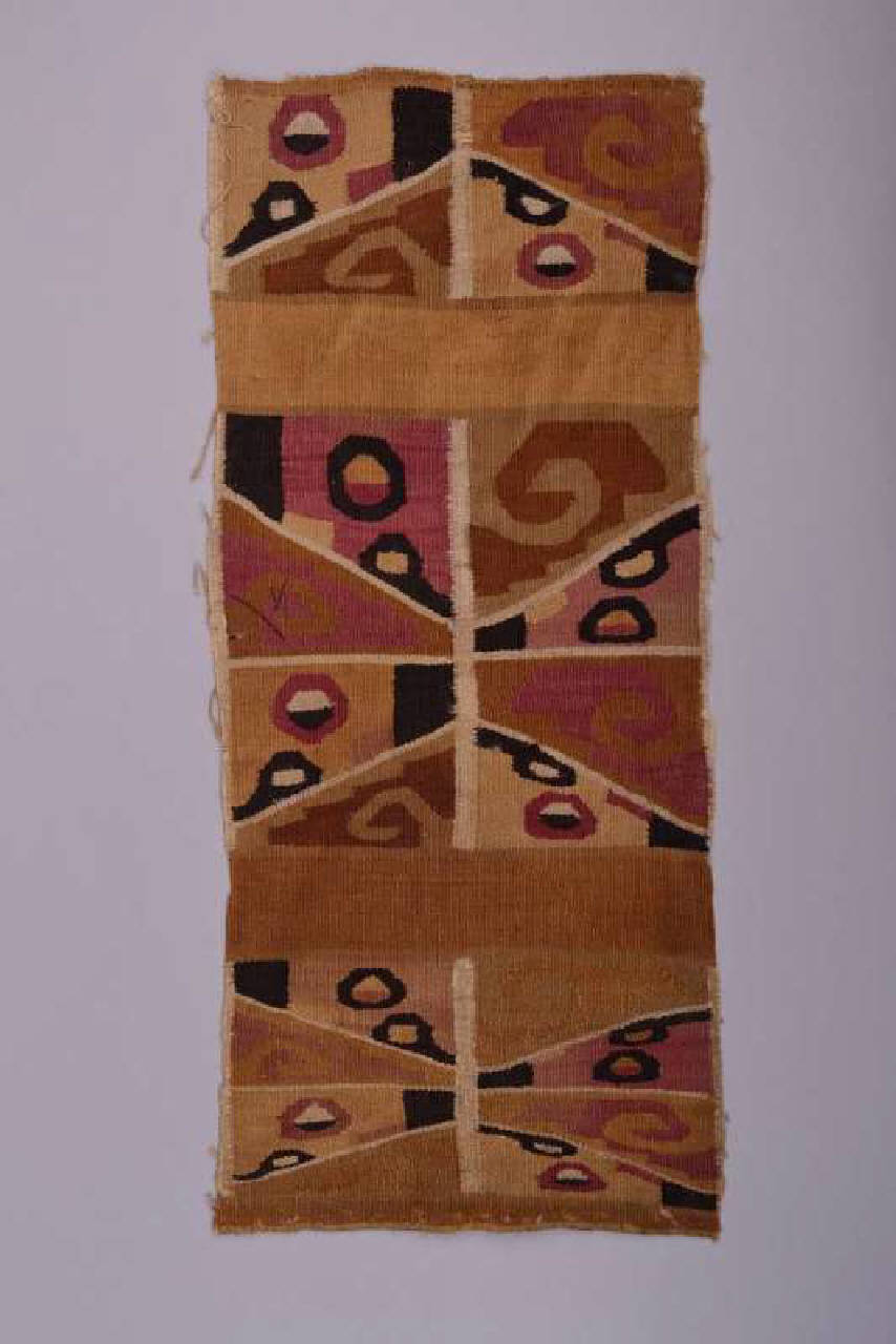 frammento di tessuto (camicia) - Cultura Huari (secc. VII/ X)