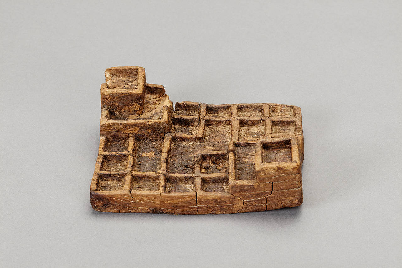 tavola in legno (yupana) - Cultura Chimù - Inca (?) (secc. XV/ XVI)