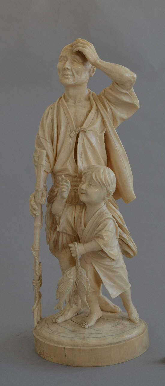 Pescatore con bambino (statuetta) - manifattura giapponese (fine/inizio secc. XIX/ XX)