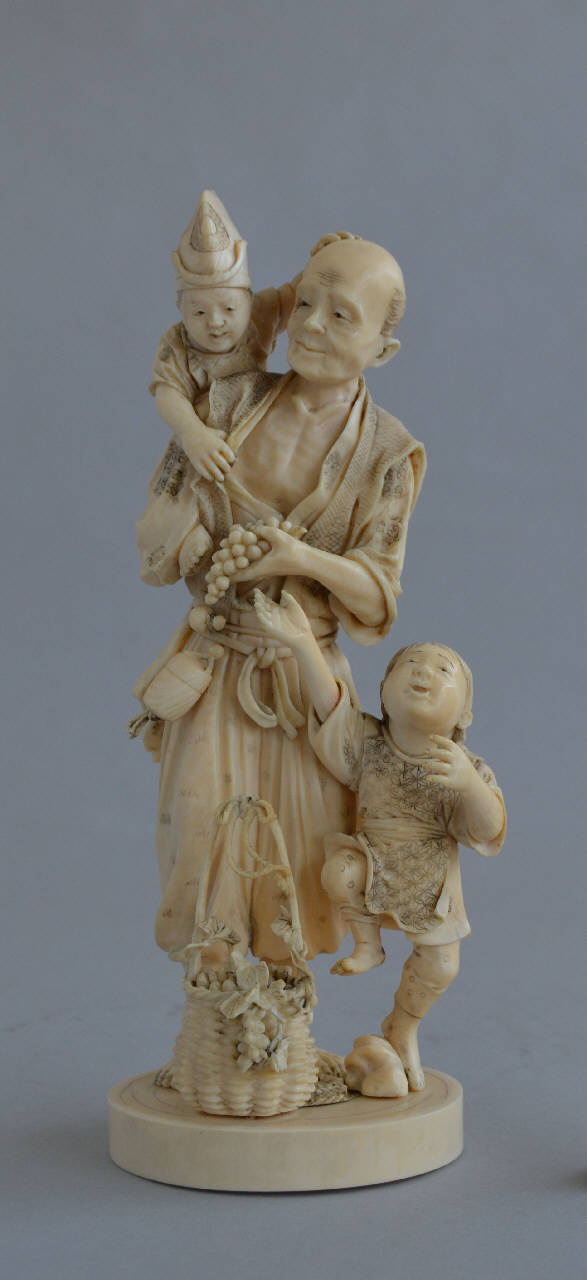 Uomo con bambini (statuetta) - manifattura giapponese (fine/inizio secc. XIX/ XX)