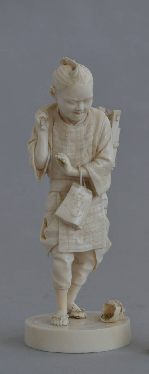 Bambino venditore di sake (statuetta) - manifattura giapponese (fine/inizio secc. XIX/ XX)