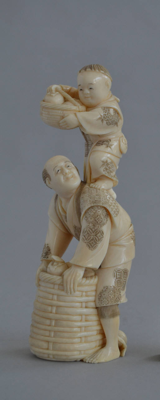 Uomo con bambino (statuetta) - manifattura giapponese (fine/inizio secc. XIX/ XX)
