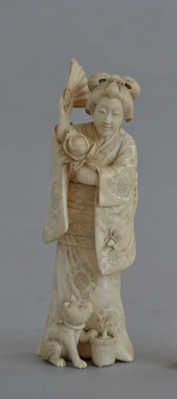 Donna con cagnolino (statuetta) - manifattura giapponese (fine/inizio secc. XIX/ XX)