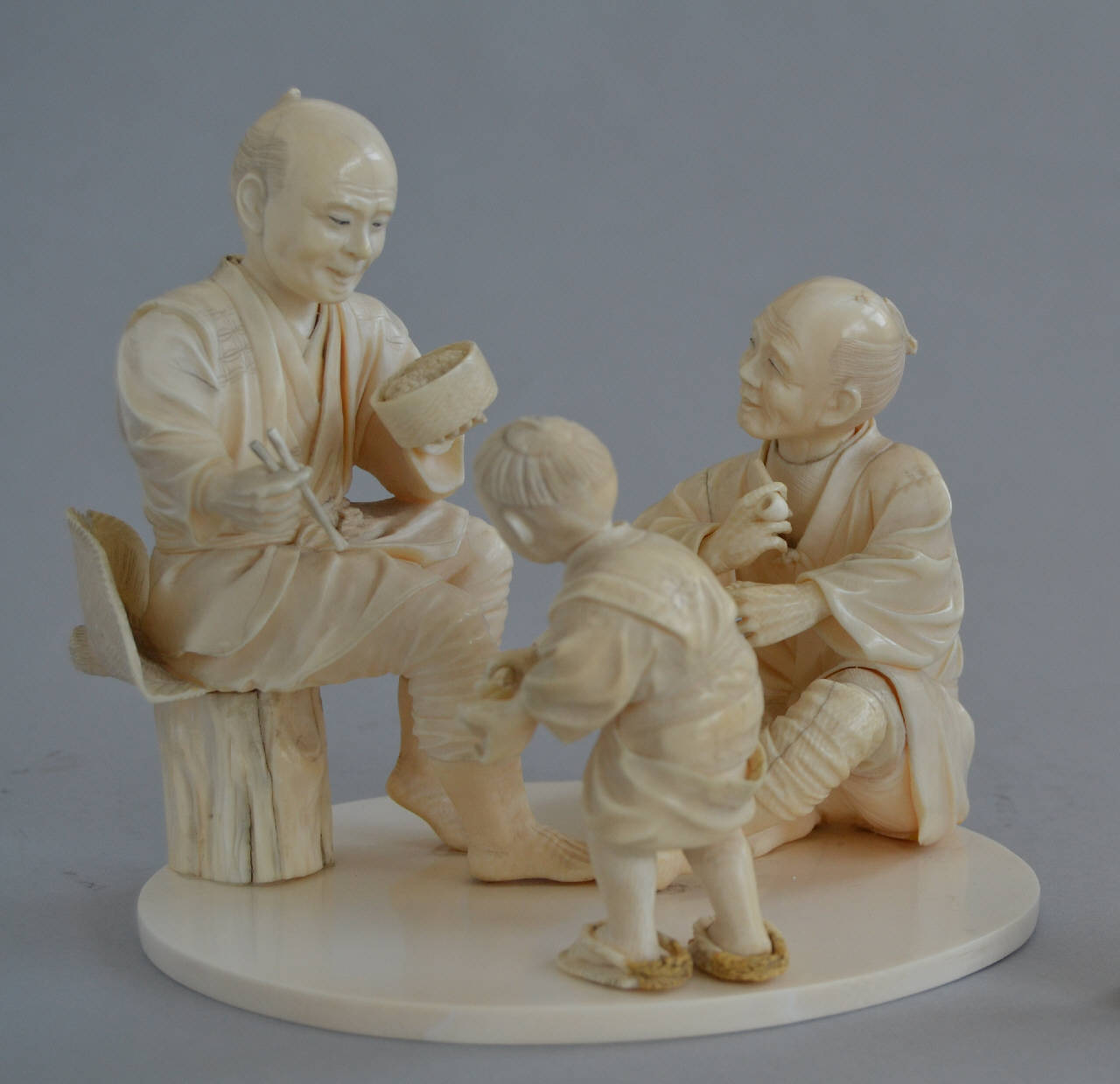 Due uomini e un bambino (gruppo scultoreo) - manifattura giapponese (fine/inizio secc. XIX/ XX)