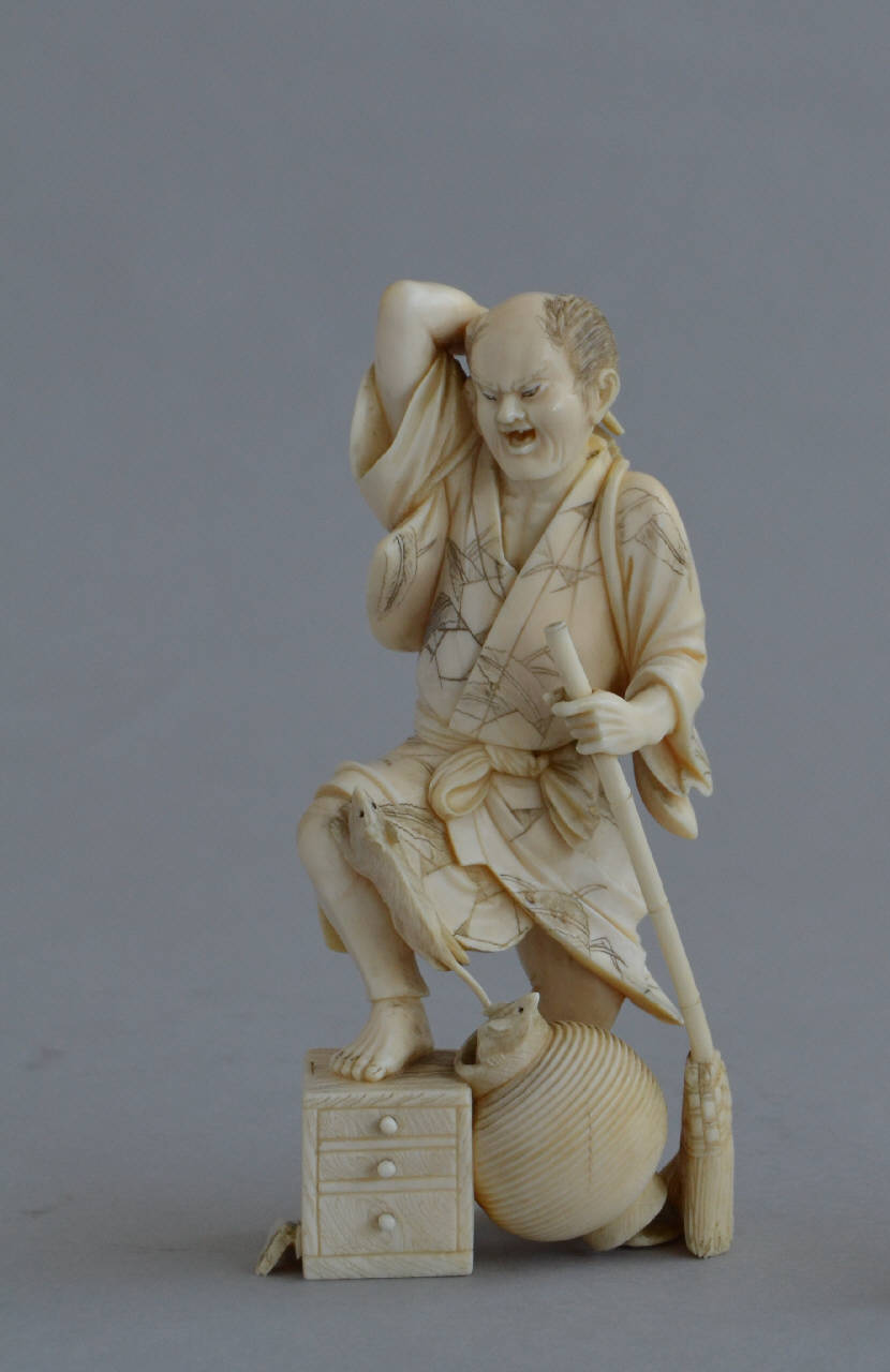 Uomo alle prese con dei topi (statuetta) - manifattura giapponese (fine/inizio secc. XIX/ XX)