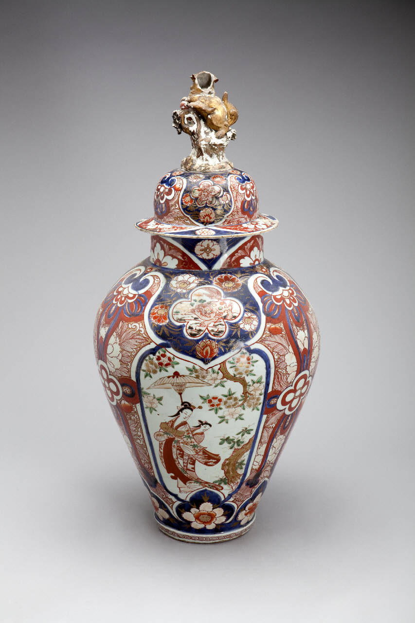 motivi decorativi vegetali, dame in giardino, leone cinese (vaso) - manifattura giapponese (prima metà sec. XVIII)