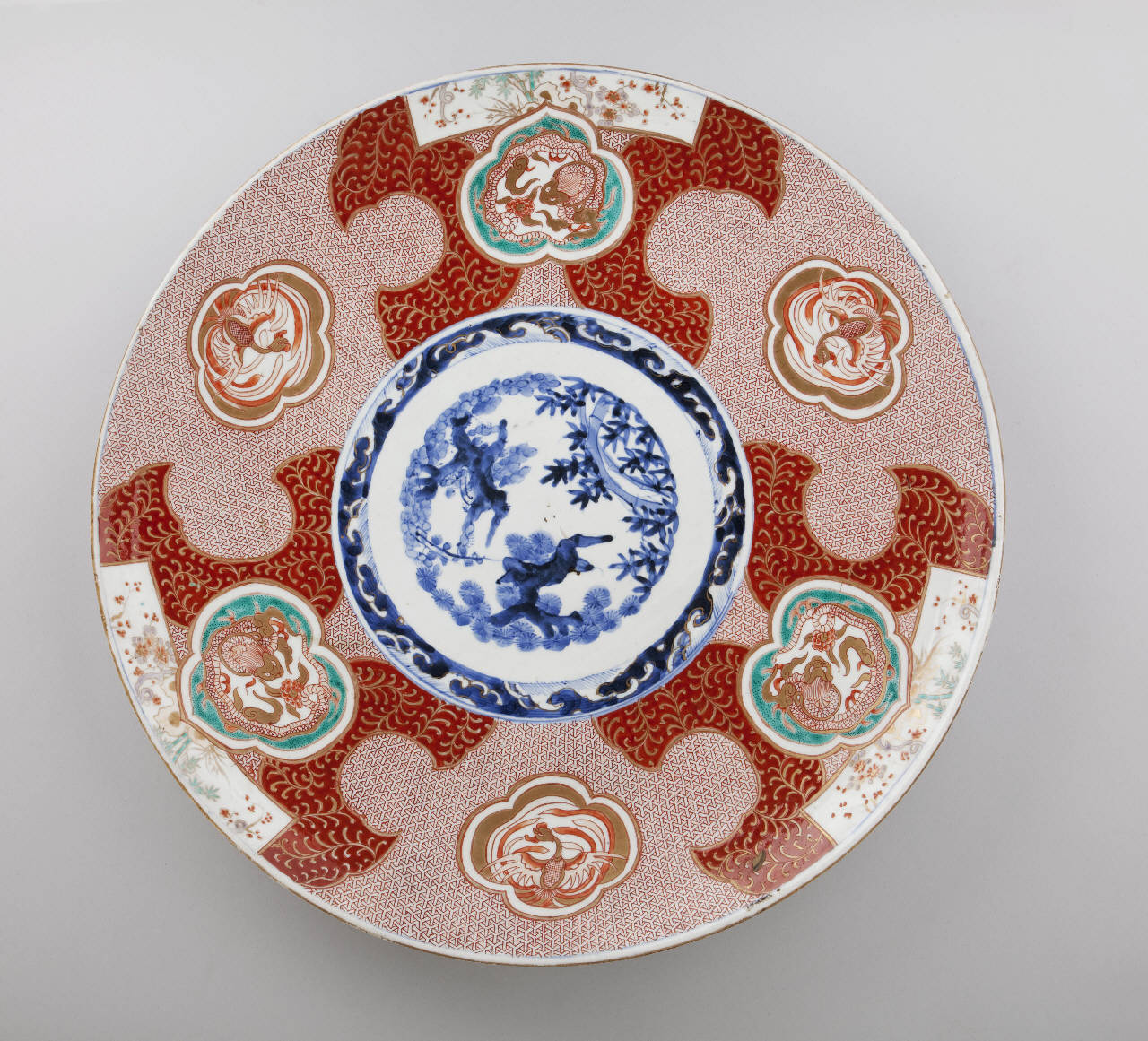 motivi decorativi vegetali, drago, uccelli, motivi decorativi geometrici (piatto) - manifattura giapponese (ultimo quarto sec. XIX)