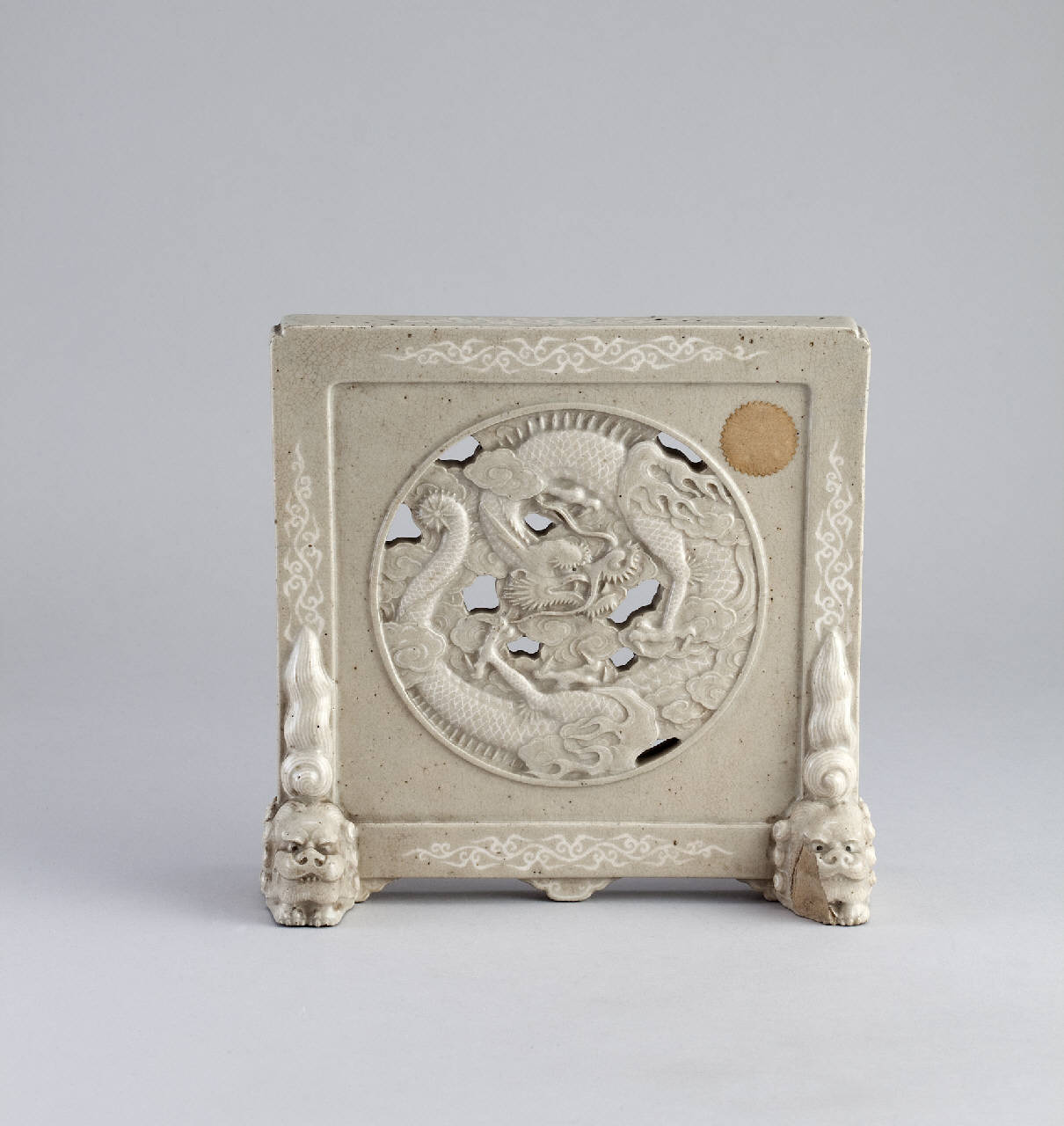 drago, leone cinese (schermo da tavolo) - manifattura giapponese (secc. XVIII/ XIX||secc. XVIII/ XIX)