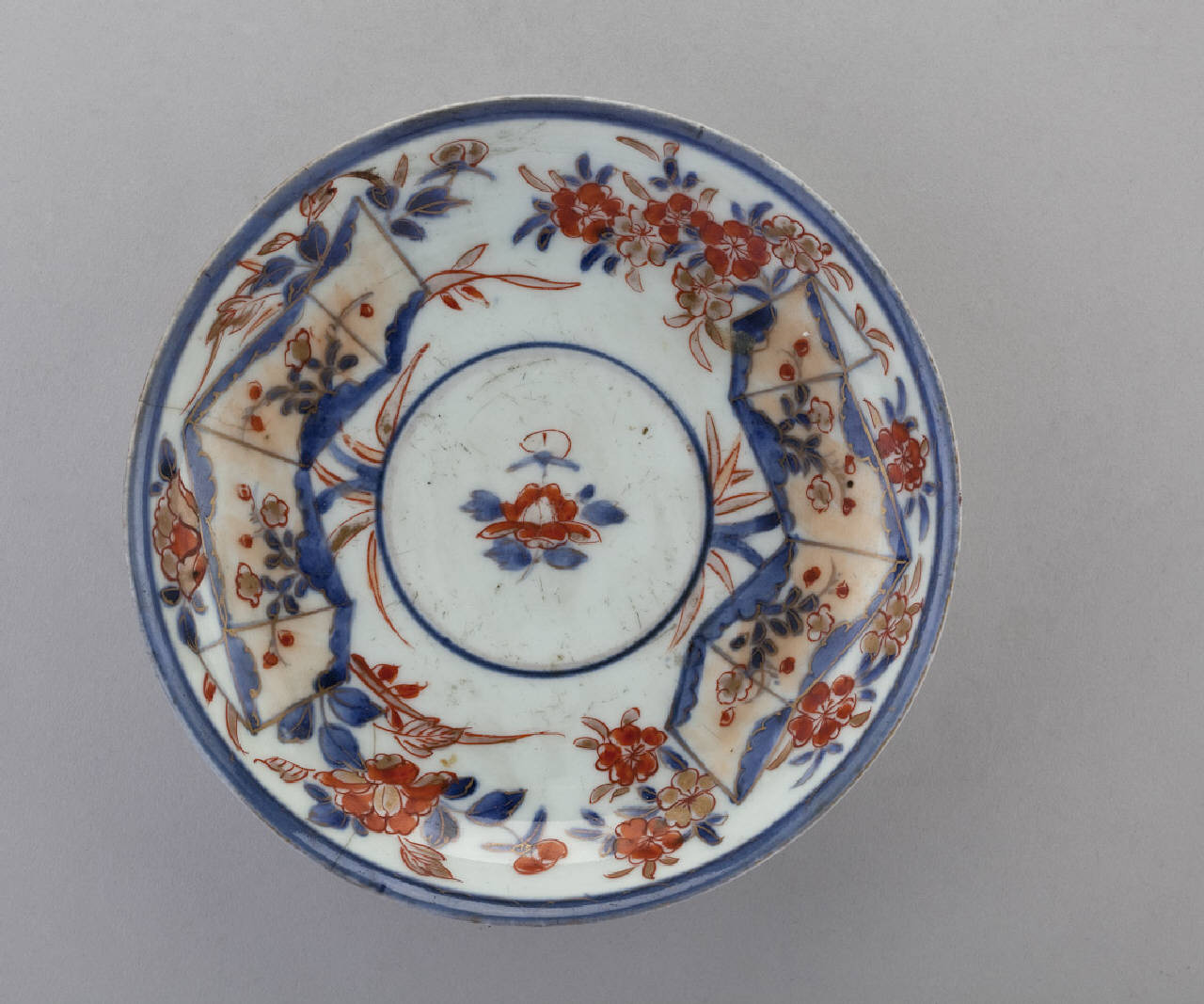 motivi decorativi floreali (piattino) - manifattura giapponese (prima metà sec. XVIII)