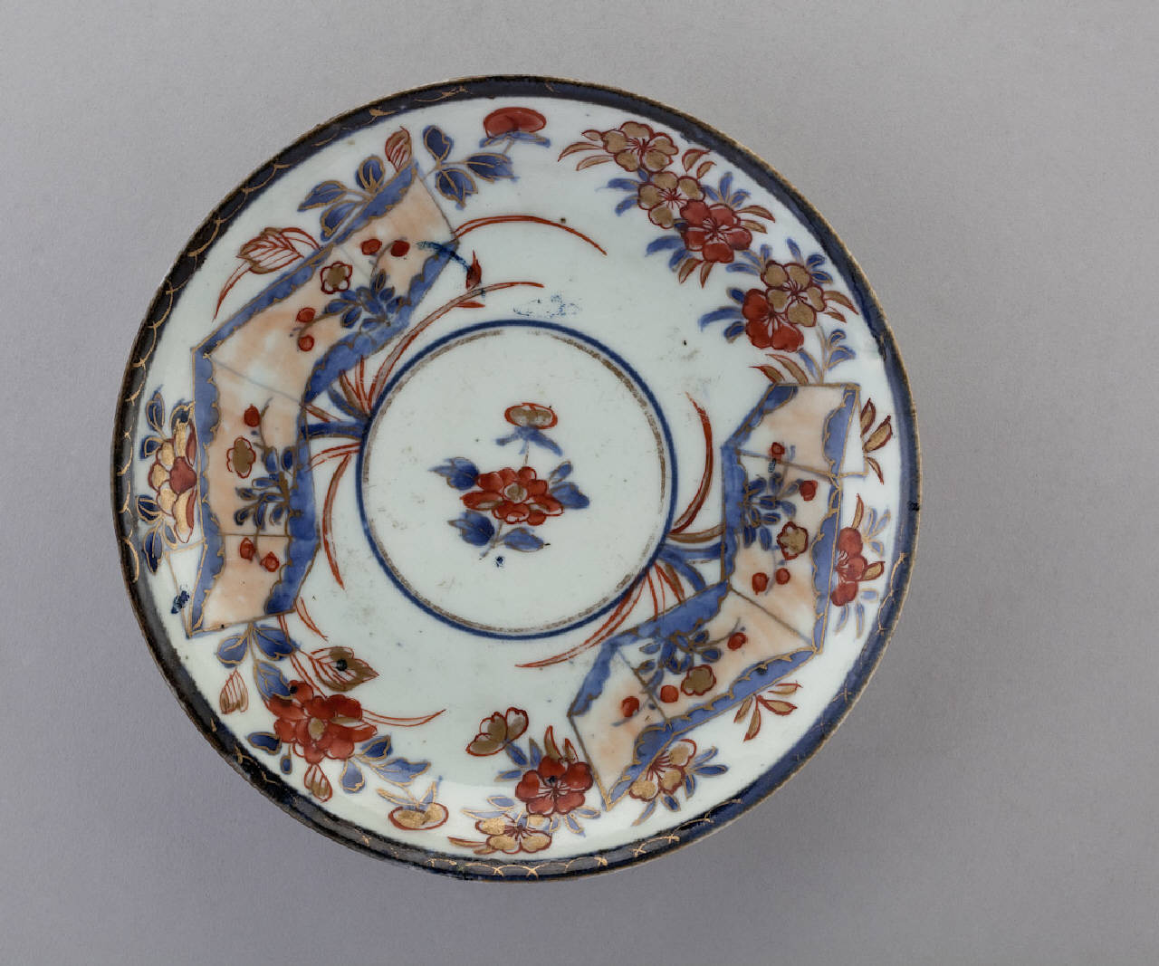 motivi decorativi floreali (piattino) - manifattura giapponese (prima metà sec. XVIII)