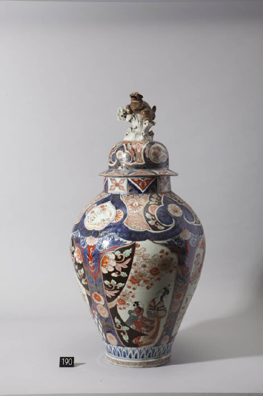 dame in giardino, motivi decorativi floreali, motivi decorativi geometrici, leone cinese (vaso) - manifattura giapponese (secc. XVII/ XVIII)