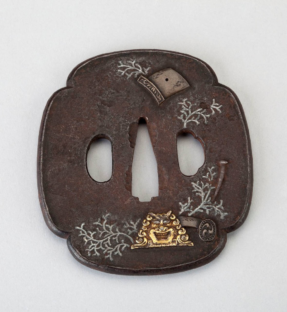 maschera di demone, tegola, spallaccio e chiodo tra racemi (elsa) - manifattura giapponese (secc. XVIII/ XIX)