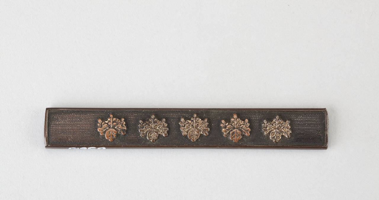 motivi decorativi floreali (impugnatura di arma bianca) - manifattura giapponese (secc. XVIII/ XIX)