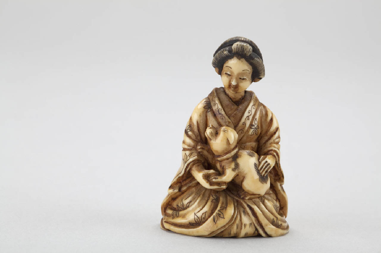 donna con cane (netsuke) - manifattura giapponese (sec. XIX)