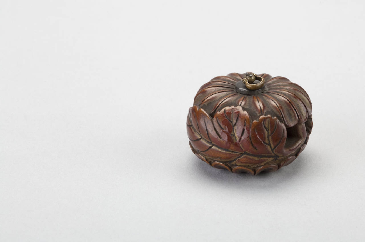 crisantemo (netsuke) - manifattura giapponese (sec. XIX)