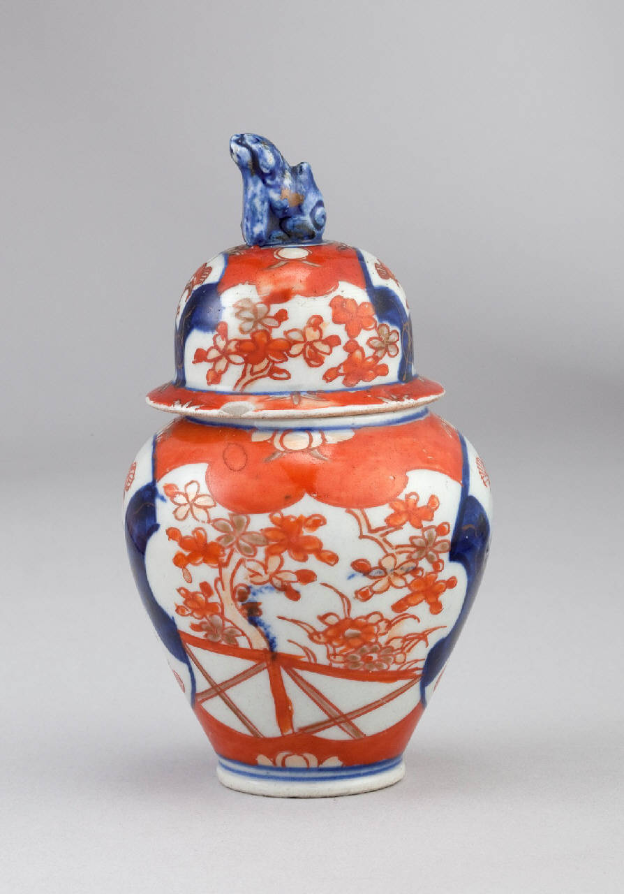 motivi decorativi fitomorfi, leone cinese (vaso) - manifattura giapponese (secc. XIX/ XX)