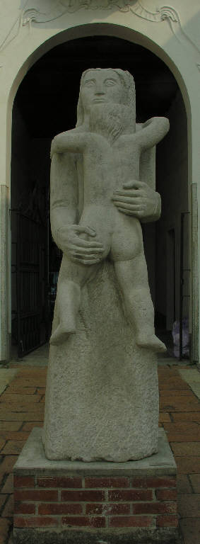 Grande madre, Giovane madre con infante (statua) di Tavernari, Vittorio (ultimo quarto sec. XX)