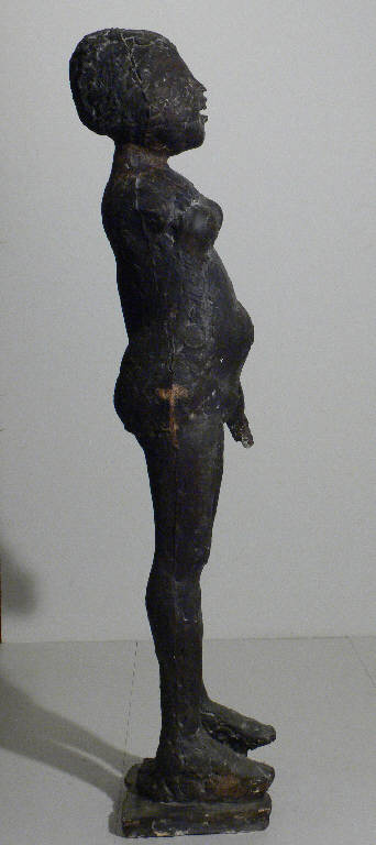 Figura femminile, FIGURA FEMMINILE (scultura) di Benevelli Giacomo (sec. XX)