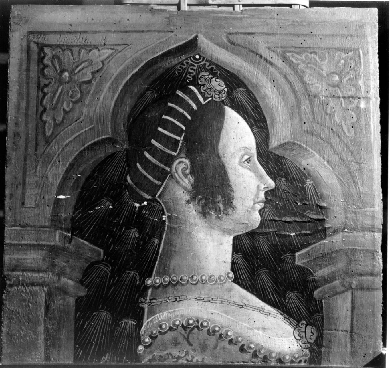 Busto femminile rivolto verso destra con collana di perle e catena d'oro con pendente, Busto femminile (dipinto) di Pittore cremonese - ambito cremonese (ultimo quarto sec. XV)