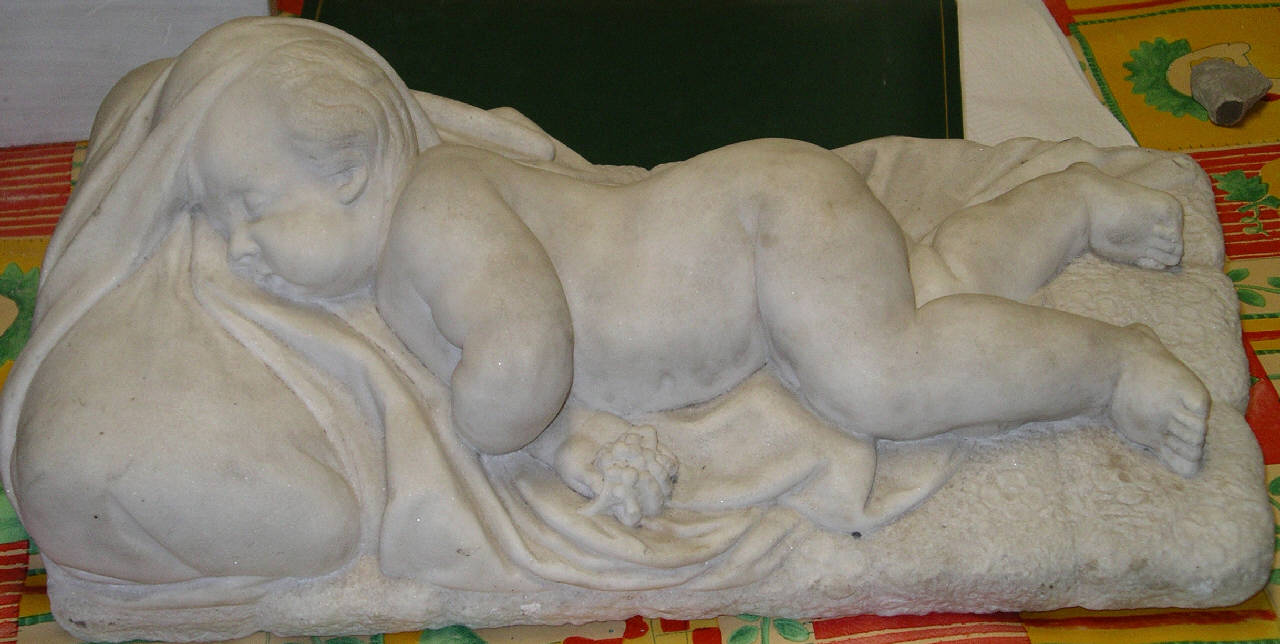 bambino dormiente con grappolo d'uva (scultura) di Pollari, B. (attribuito) (sec. XIX)