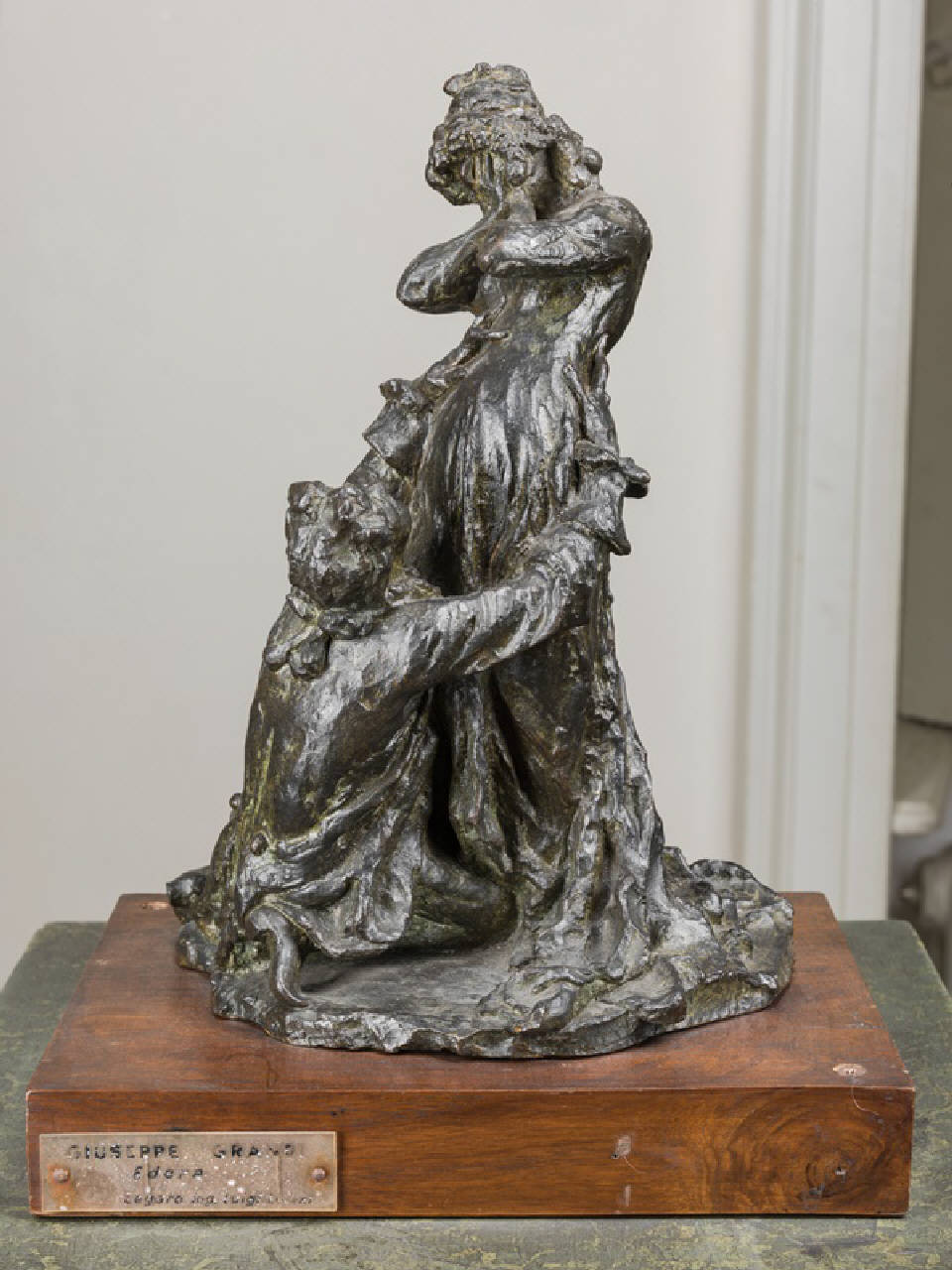L'edera, uomo inginocchiato davanti a una donna (statua) di Grandi Giuseppe (ultimo quarto sec. XIX)