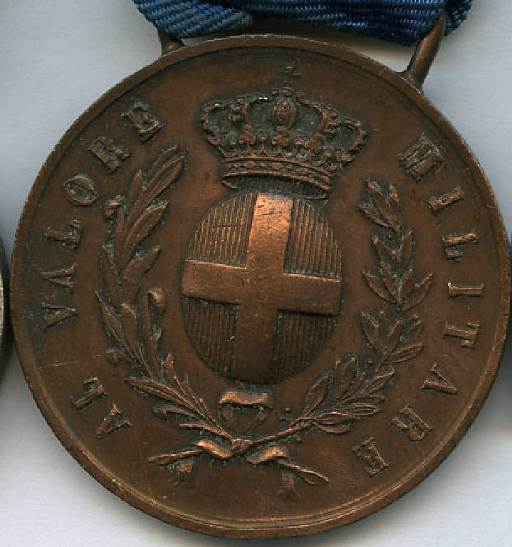 Medaglia di bronzo al valor militare (Medagliere di Ildebrando Flores), stemma reale sabaudo; corona d'alloro (decorazione militare) - produzione (sec. XX)