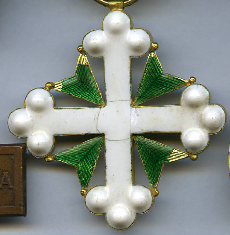 Croce di Cavaliere dell'Ordine dei SS. Maurizio e Lazzaro (Medagliere di Ildebrando Flores), croce di smalto bianca e croce di colore verde sovrapposte (croce) - produzione (sec. XX)