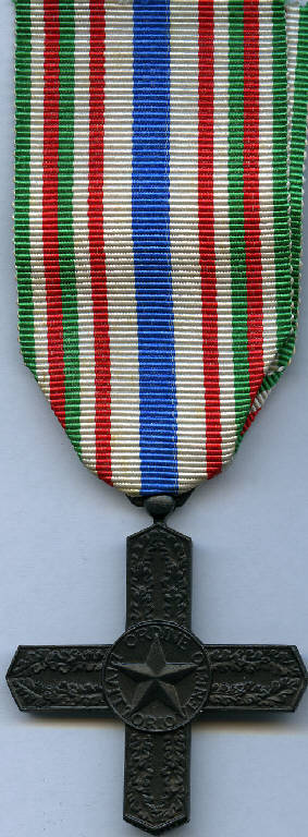 Croce di Cavaliere dell'Ordine di Vittorio Veneto, stella a cinque punte; elmetto (decorazione militare) - produzione (sec. XX)