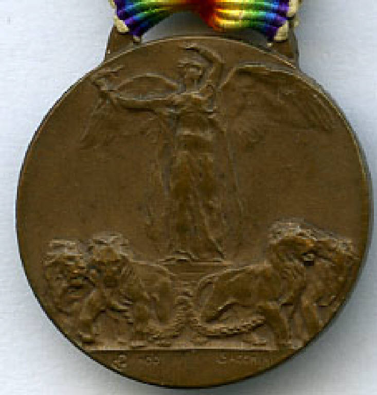 Medaglia della Vittoria commemorativa della Grande Guerra per la Civiltà, mignon, Vittoria alata; tripode con colombe (decorazione militare) di Sacchini, G. (sec. XX)