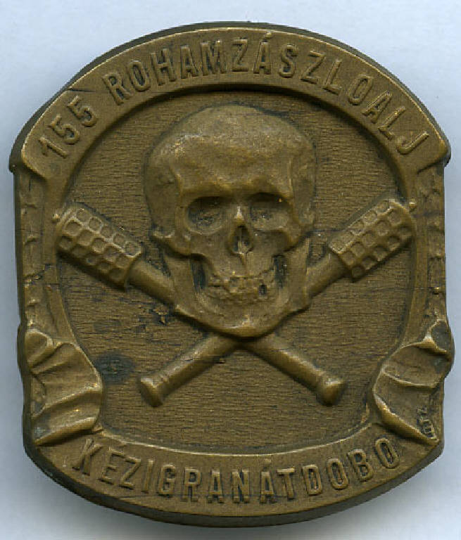 Distintivo da reparto dell'esercito austro-ungarico, Teschio degli "arditi" austriaci con tibie incrociate (distintivo) - produzione (sec. XX)