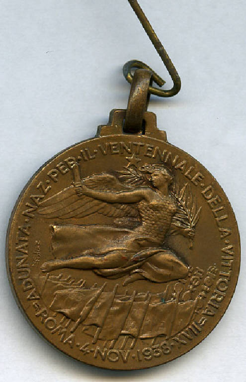 Medaglia celebrativa del ventennale della Vittoria, 1918-1938 (Medagliere di Gino Capelli), Equipaggiamento militare; Vittoria alata (decorazione militare) di Pagani, A. A. (sec. XX)