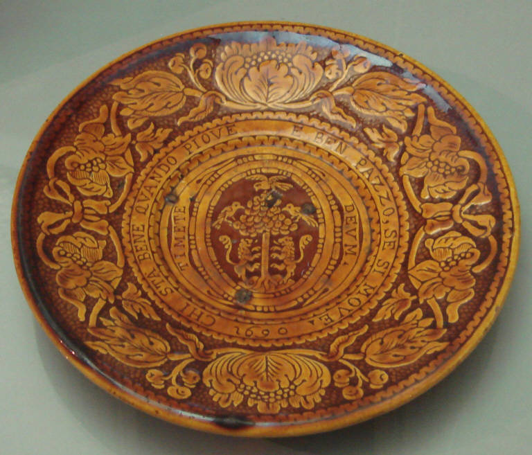 Stemma gentilizio (piatto circolare) di Cuzio Antonio Maria - produzione pavese (sec. XVII)