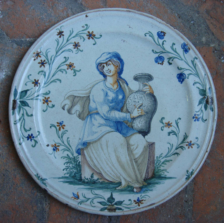 Figura femminile panneggiata (piatto circolare) - produzione pavese (inizio sec. XVIII)