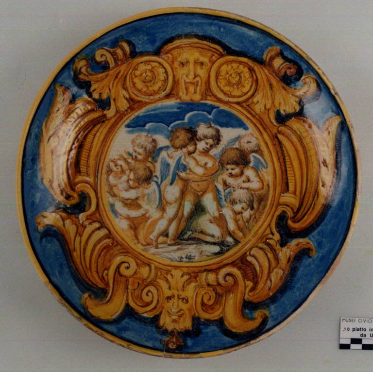 Cherubini e motivi decorativi a volute (coppa su piede ad anello) di Rombaldoni Ippolito - manifattura di Urbania (Casteldurante) (sec. XVII)