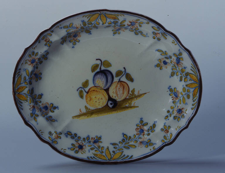 Motivi decorativi vegetali (piatto ovale) - produzione pavese (sec. XVIII)