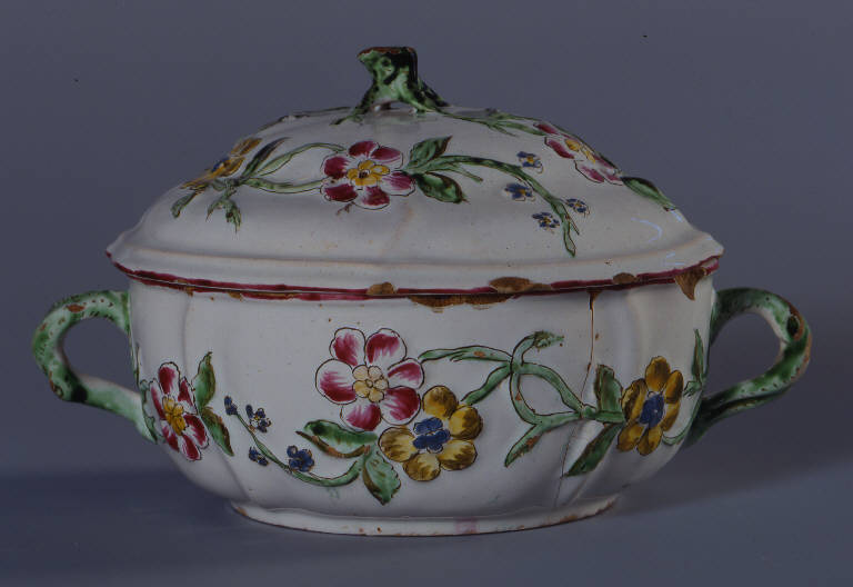 Motivi decorativi floreali (tazza da brodo) di Rubati Pasquale - ambito milanese (seconda metà sec. XVIII)