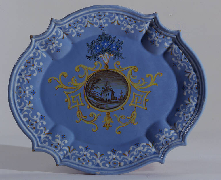 Motivi decorativi ad arabeschi (piatto ovale) - produzione pavese (sec. XVIII)