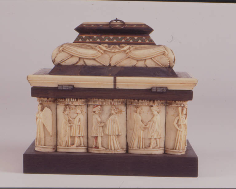 Figure femminili e maschili affrontate (cofanetto) - bottega degli Embriachi (primo quarto sec. XV)