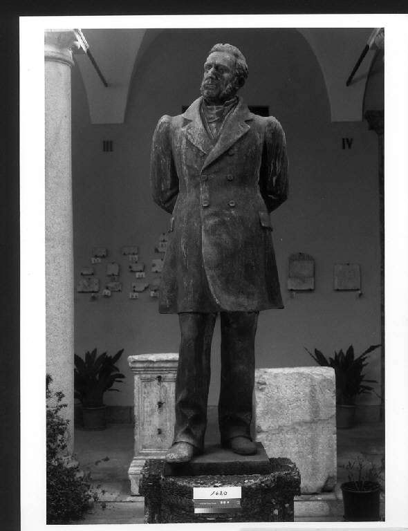 Alessandro Manzoni, RITRATTO MASCHILE A FIGURA INTERA (statua) di Riva d'Andria Remo (sec. XX)