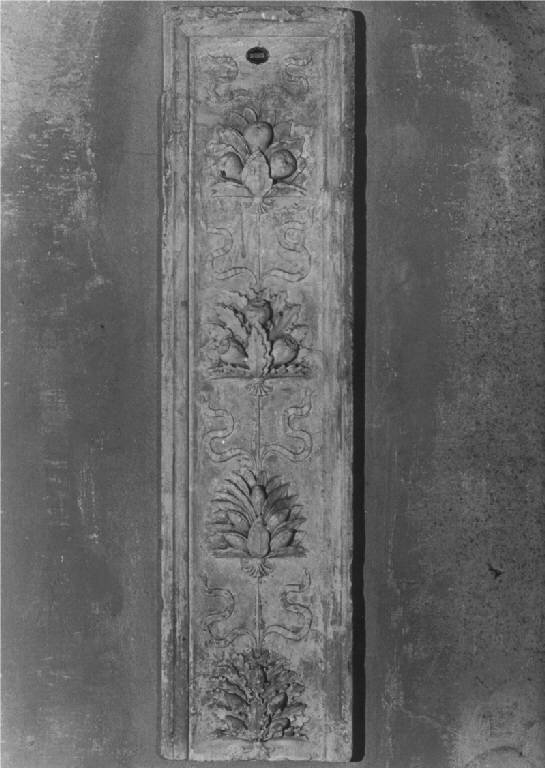 MOTIVO DECORATIVO VEGETALE E TESTA DI CHERUBINO ALATA (lesena a rilievo) - manifattura lombarda (sec. XIV)