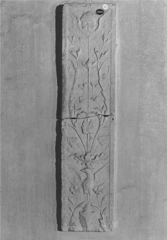 MOTIVO DECORATIVO A CANDELABRA (lesena a rilievo) - produzione lombarda (fine sec. XIV)