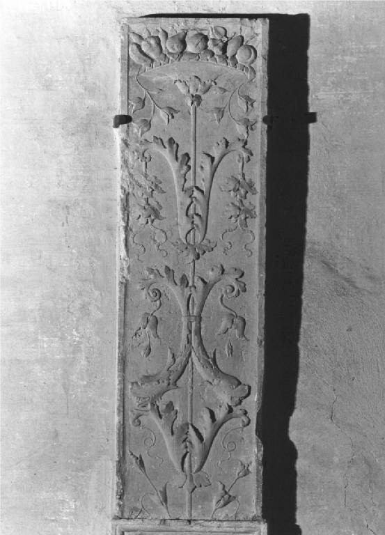 Motivo decorativo a candelabra con frutti (lesena) - produzione lombarda (fine sec. XV)