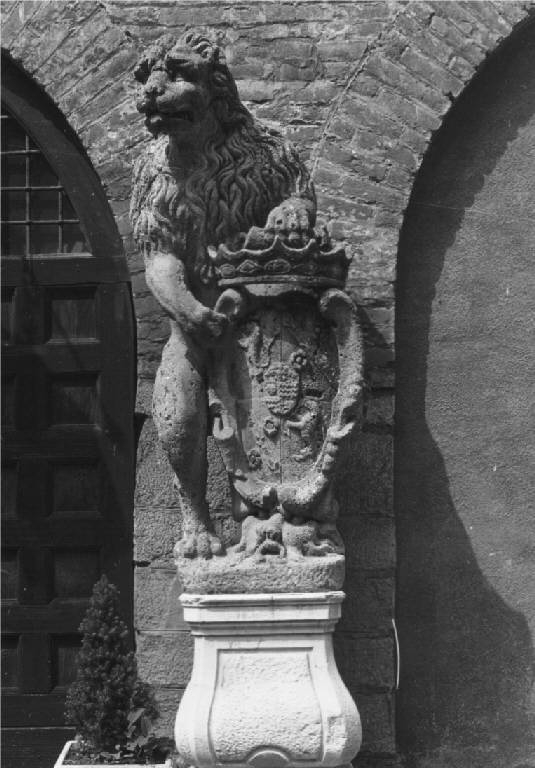 LEONE RAMPANTE CON STEMMA (statua) - manifattura lombarda (sec. XVII)