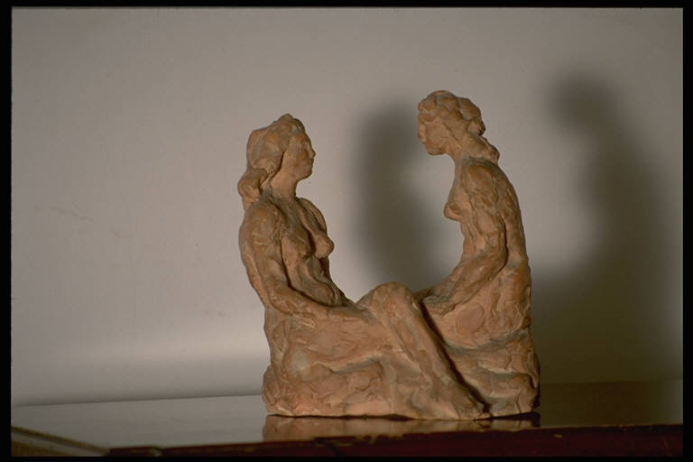 Due donne, FIGURE FEMMINILI A COLLOQUIO (scultura) di Bergonzoni, Aldo (sec. XX)